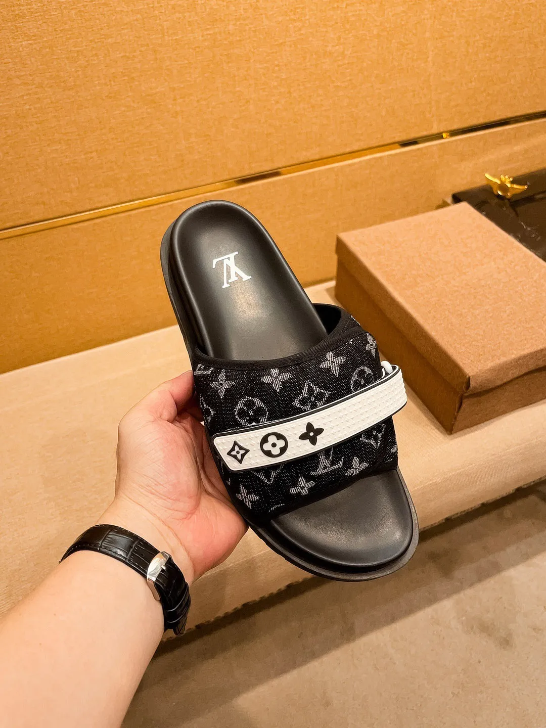 Men's men's shoes 💰 320💰 New model on the market 🔥[LV🔥 Louis Vuitton slippers] High-end 1:1 mold customization, original upgraded version of the outsole, lighter and non-slip. The top quality in the market, fashion focuses on trends, versatile and popular, simple yet tasteful, a must-have for fashionistas, exuding a fashionable and casual atmosphere, fashion is at your feet, full of confidence, the same style at the counter👍The season of spring and summer slippers is here, they are super beautiful to wear, 38-44 3⃣️colors available🔥